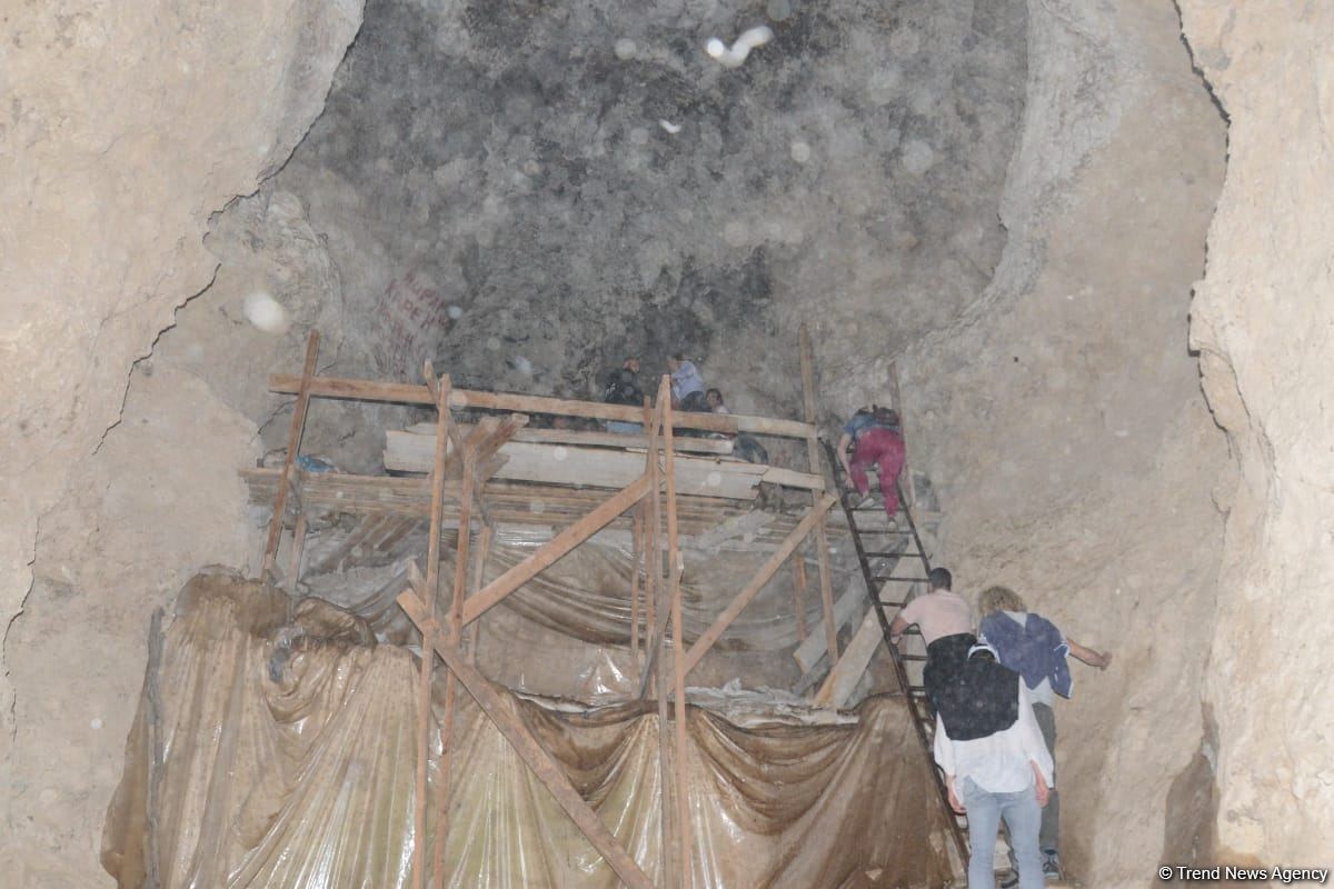 Xarici səyahətçilər Azıx mağarasını ziyarət ediblər (FOTO)