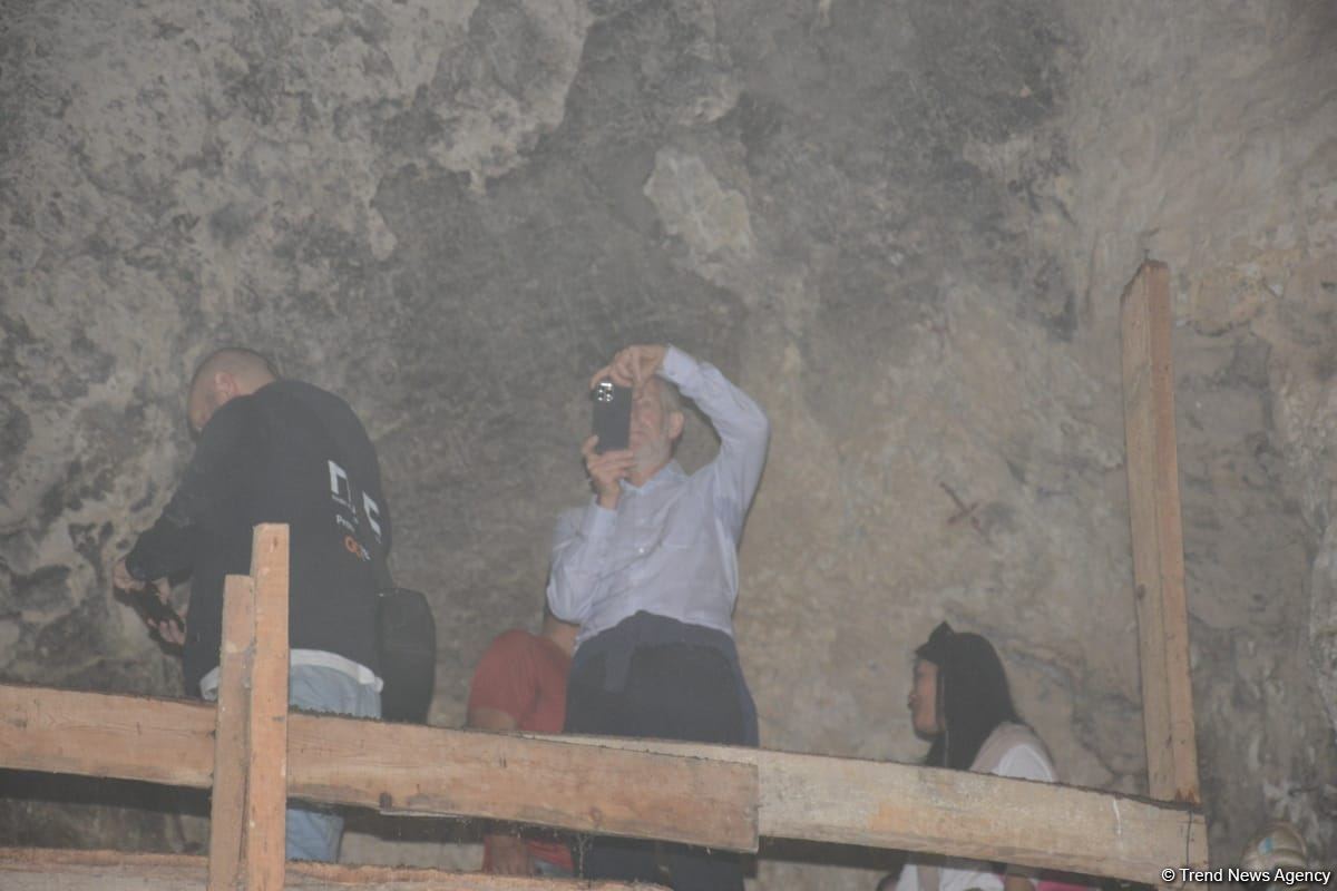 Xarici səyahətçilər Azıx mağarasını ziyarət ediblər (FOTO)