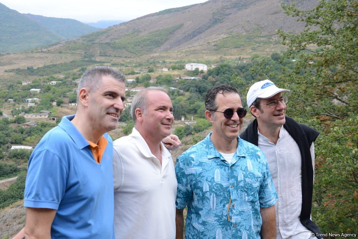 Xarici səyahətçilər Azıx mağarasını ziyarət ediblər (FOTO)