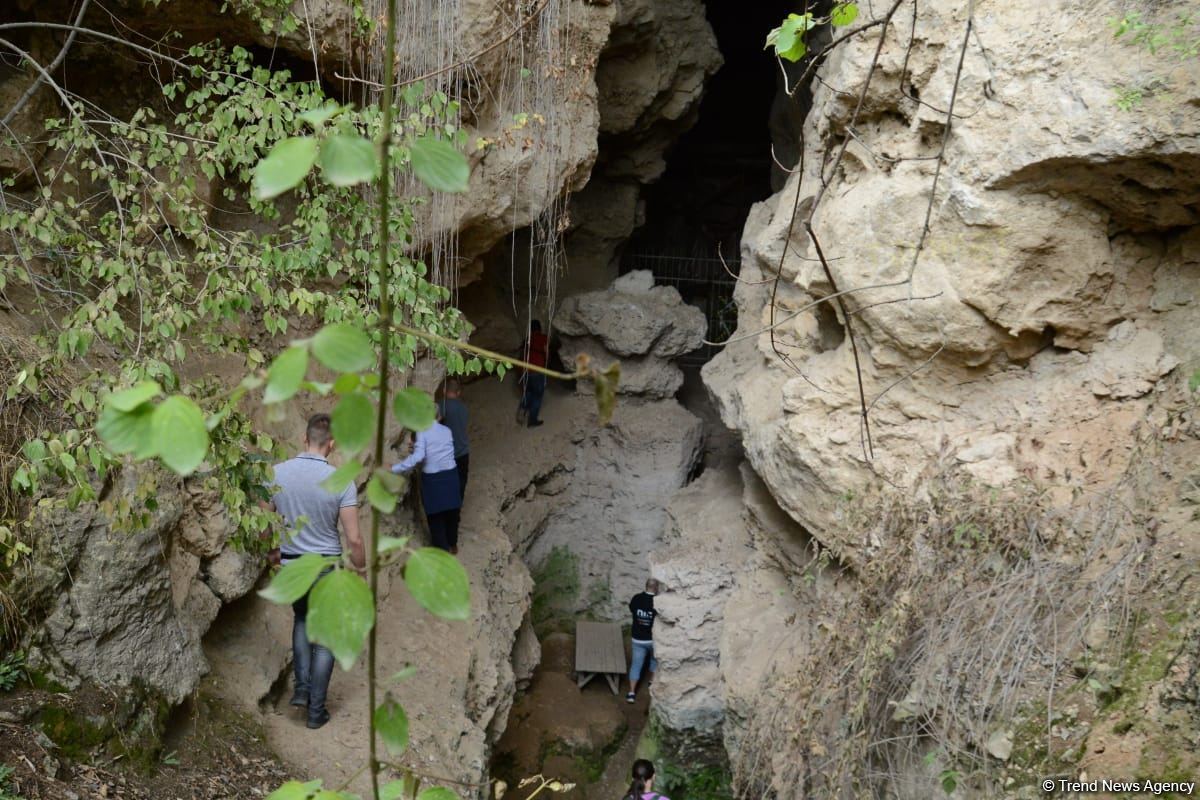 Xarici səyahətçilər Azıx mağarasını ziyarət ediblər (FOTO)