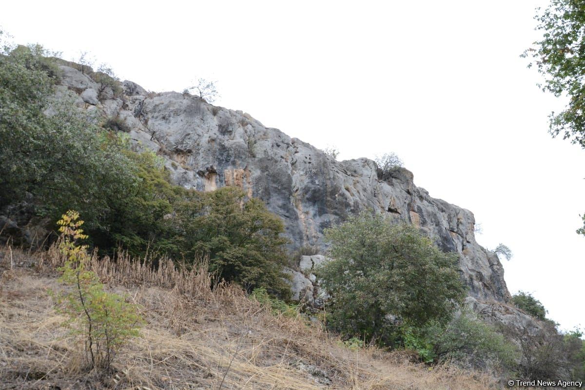 Xarici səyahətçilər Azıx mağarasını ziyarət ediblər (FOTO)