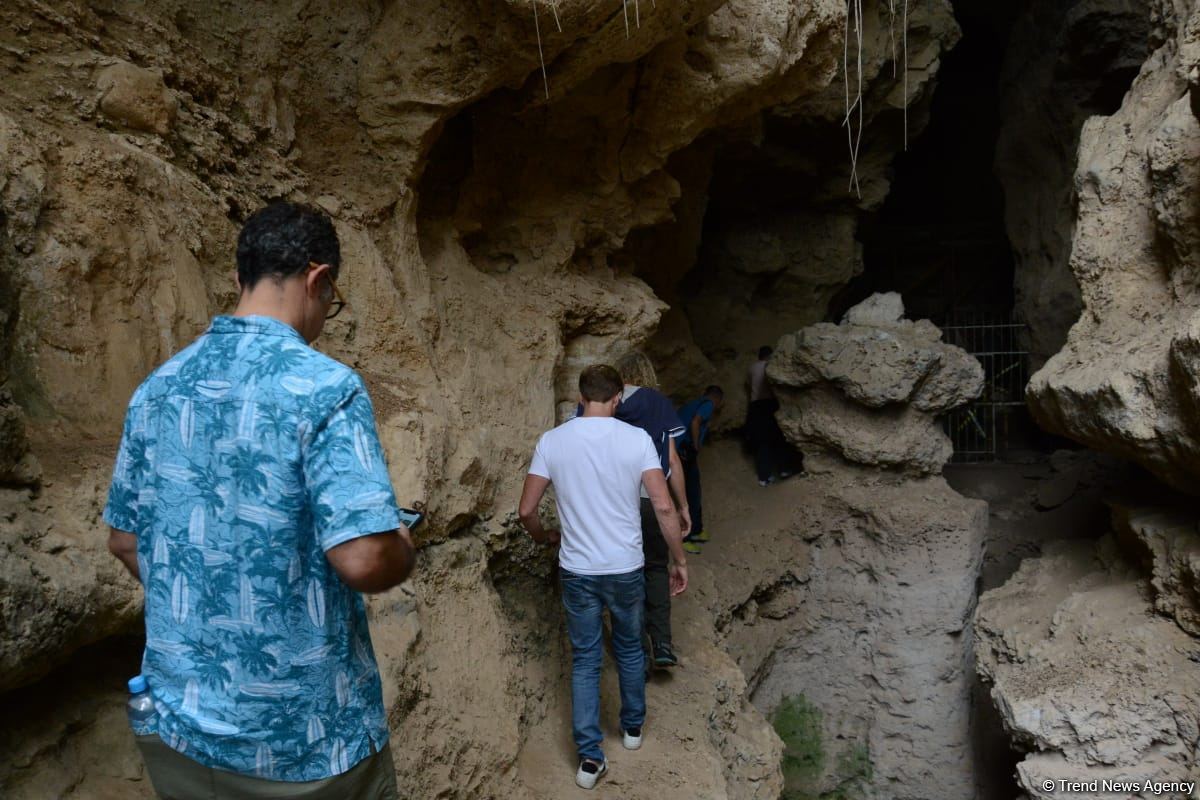 Xarici səyahətçilər Azıx mağarasını ziyarət ediblər (FOTO)