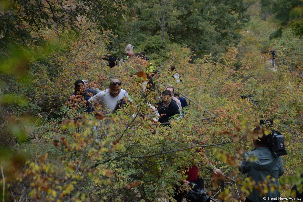 Xarici səyahətçilər Azıx mağarasını ziyarət ediblər (FOTO)