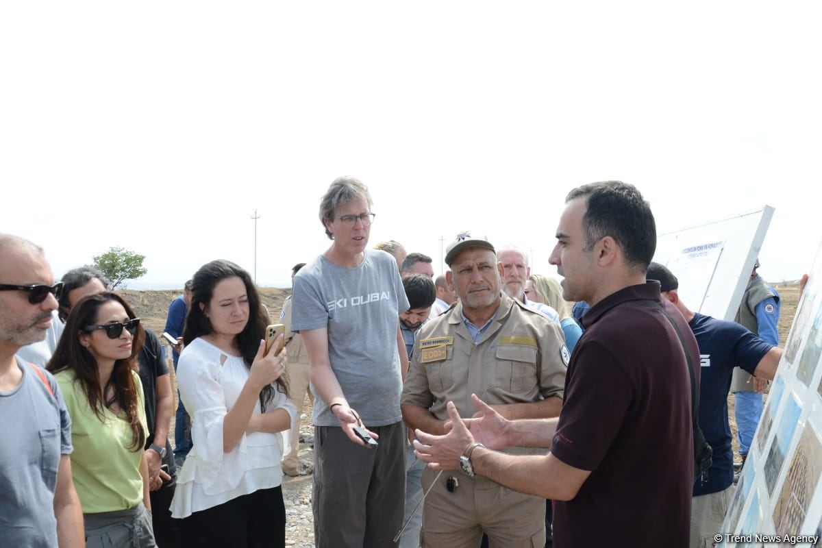 Əcnəbi səyahətçilər Cəbrayılda minatəmizləmə prosesini izləyib (FOTO/VİDEO)