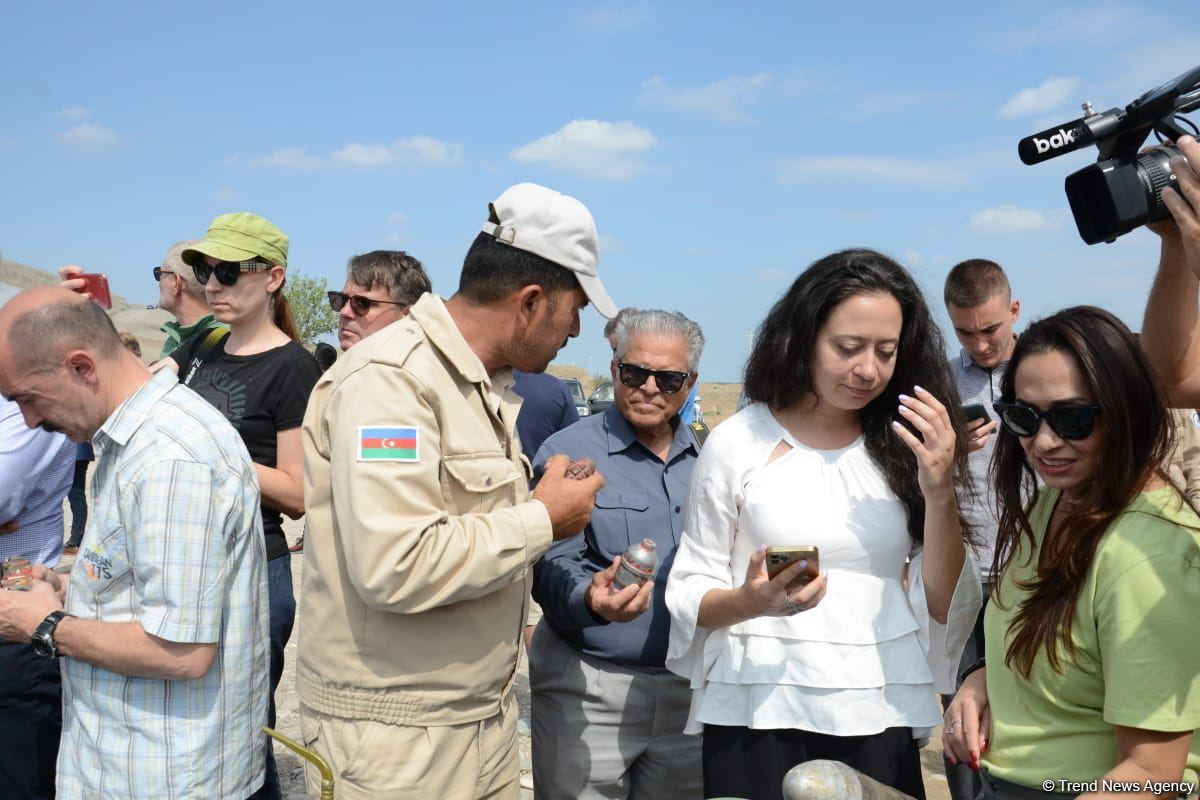 Əcnəbi səyahətçilər Cəbrayılda minatəmizləmə prosesini izləyib (FOTO/VİDEO)