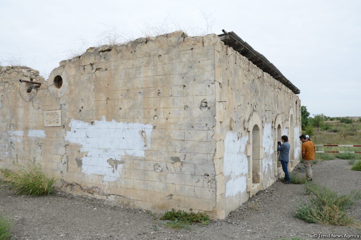 Tanınmış səyyahlar Füzulinin Merdinli kəndindəki məscidi ziyarət ediblər (FOTO)