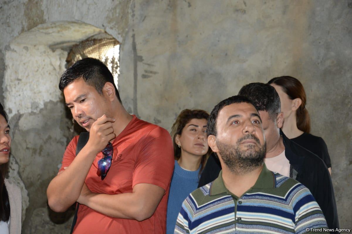 Tanınmış səyyahlar Füzulinin Merdinli kəndindəki məscidi ziyarət ediblər (FOTO)
