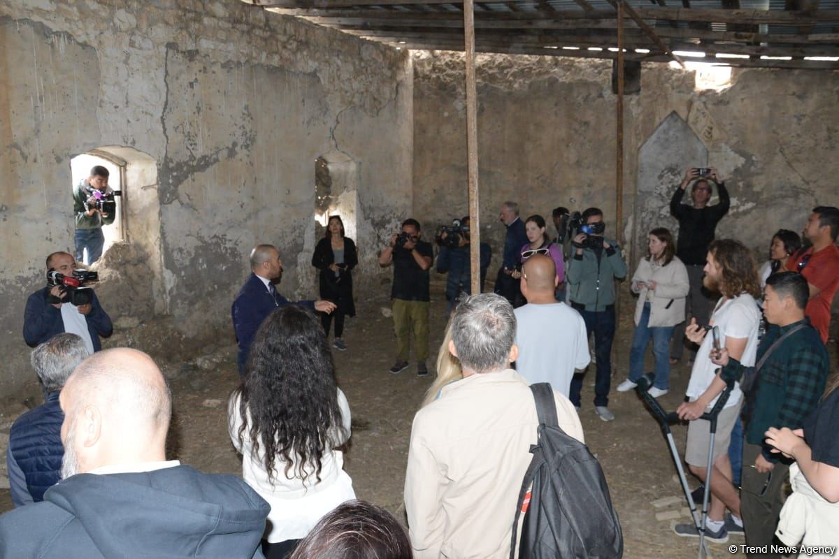 Tanınmış səyyahlar Füzulinin Merdinli kəndindəki məscidi ziyarət ediblər (FOTO)