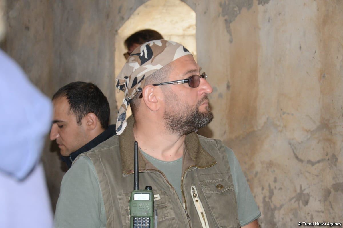 Tanınmış səyyahlar Füzulinin Merdinli kəndindəki məscidi ziyarət ediblər (FOTO)