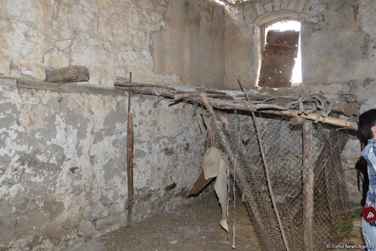 Tanınmış səyyahlar Füzulinin Merdinli kəndindəki məscidi ziyarət ediblər (FOTO)