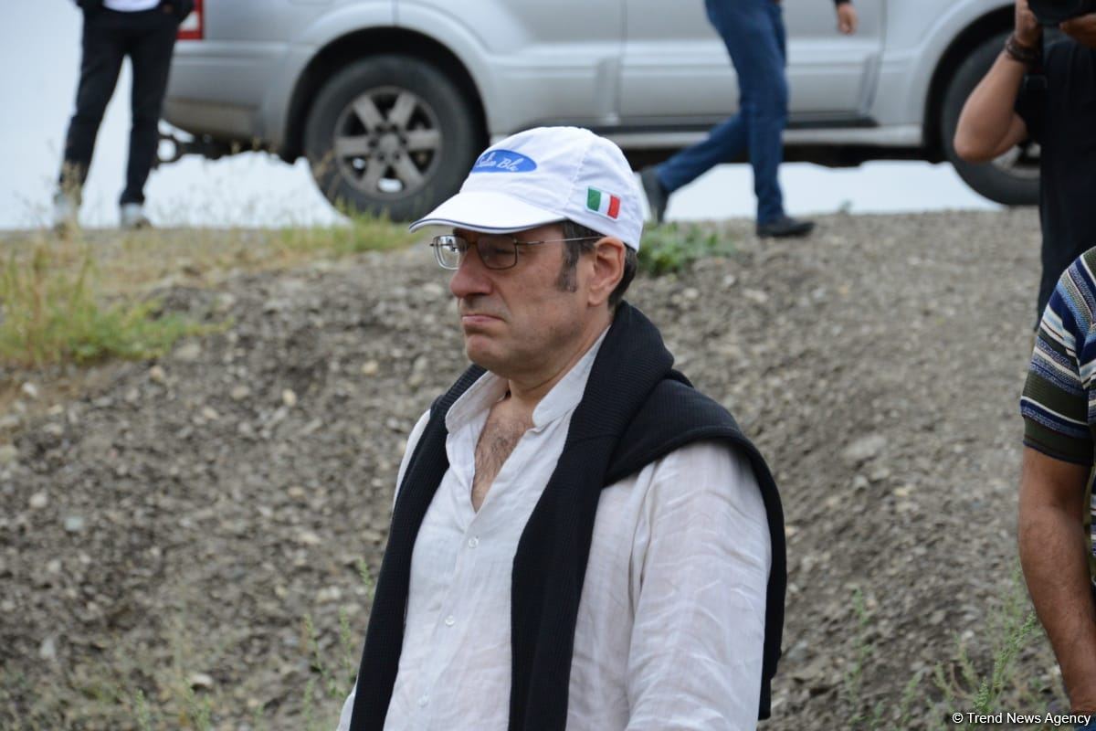 Tanınmış səyyahlar Füzulinin Merdinli kəndindəki məscidi ziyarət ediblər (FOTO)