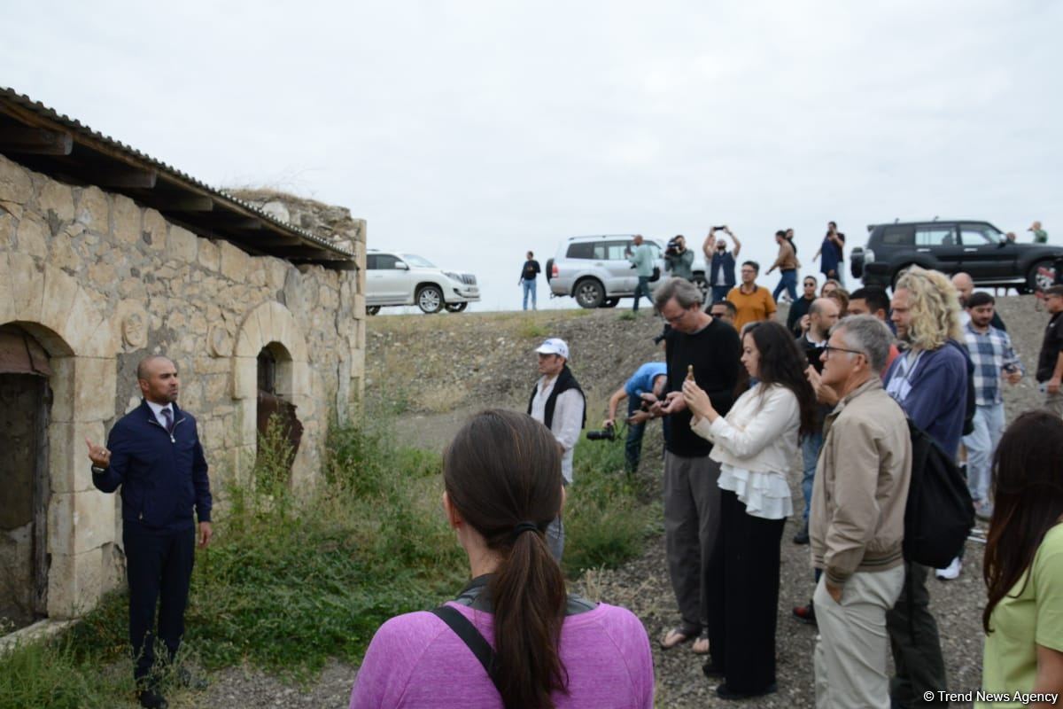 Tanınmış səyyahlar Füzulinin Merdinli kəndindəki məscidi ziyarət ediblər (FOTO)