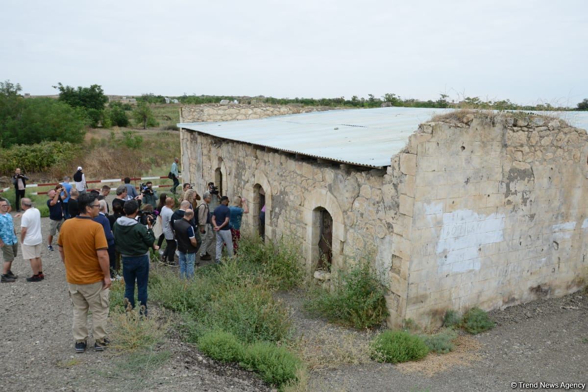Tanınmış səyyahlar Füzulinin Merdinli kəndindəki məscidi ziyarət ediblər (FOTO)