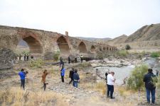 Xarici səyahətçilər Xudafərin körpüsündə olublar (FOTO)