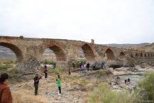 Xarici səyahətçilər Xudafərin körpüsündə olublar (FOTO)