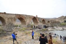 Xarici səyahətçilər Xudafərin körpüsündə olublar (FOTO)