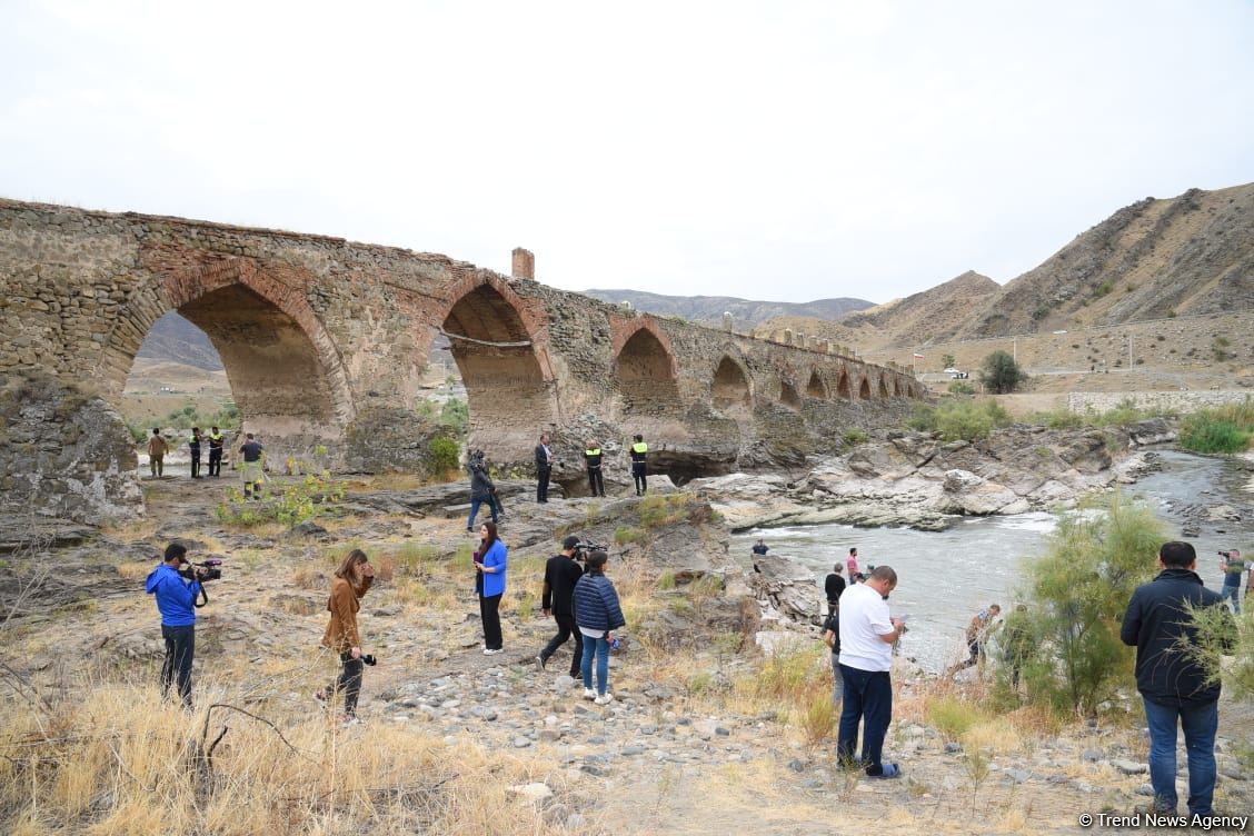 Xarici səyahətçilər Xudafərin körpüsündə olublar (FOTO)