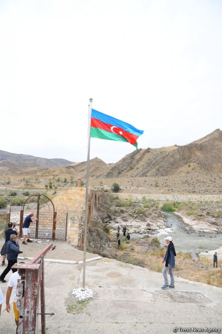 Xarici səyahətçilər Xudafərin körpüsündə olublar (FOTO)