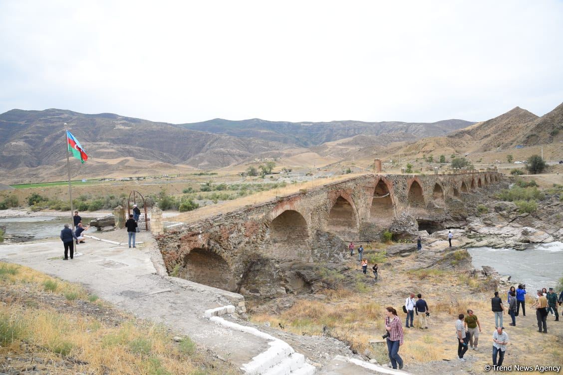 Xarici səyahətçilər Xudafərin körpüsündə olublar (FOTO)