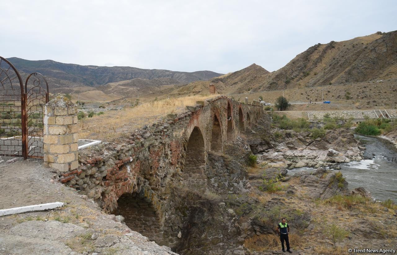 Xarici səyahətçilər Xudafərin körpüsündə olublar (FOTO)