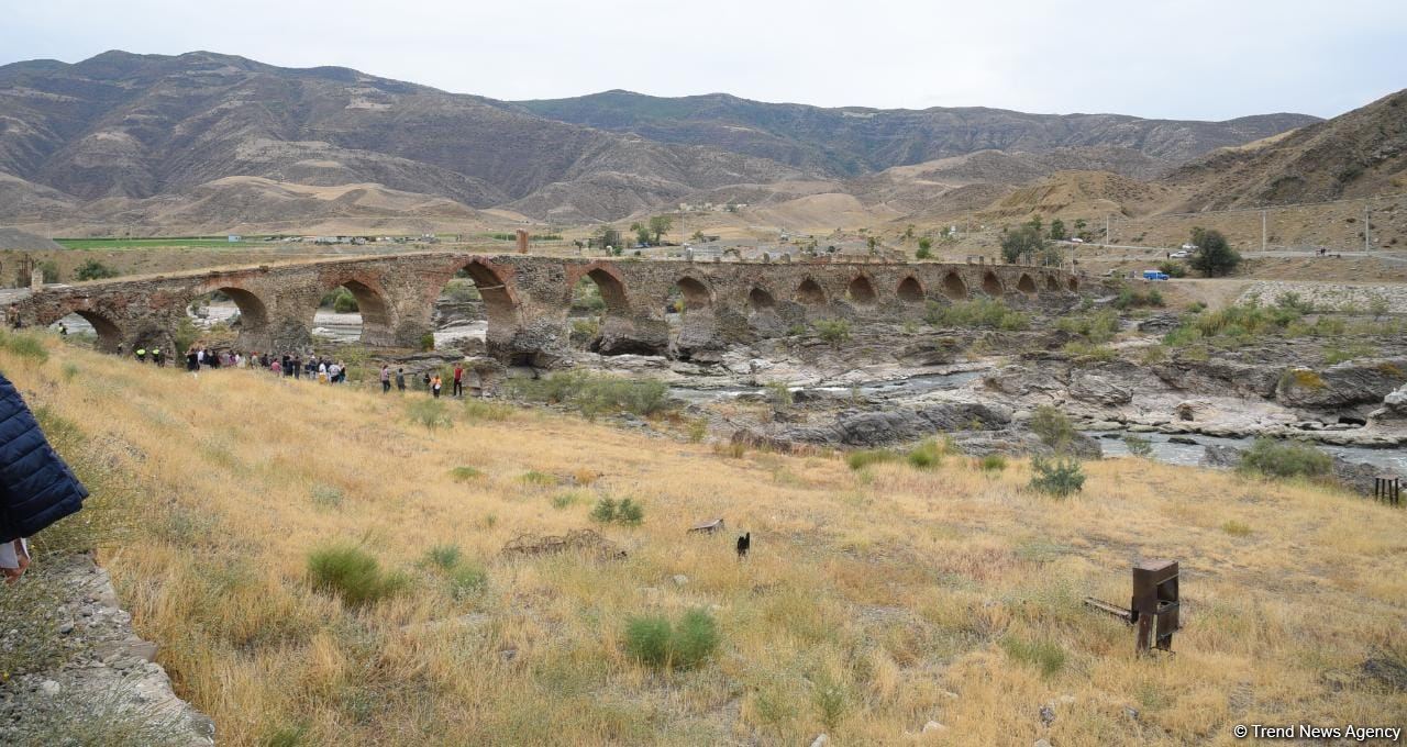 Xarici səyahətçilər Xudafərin körpüsündə olublar (FOTO)