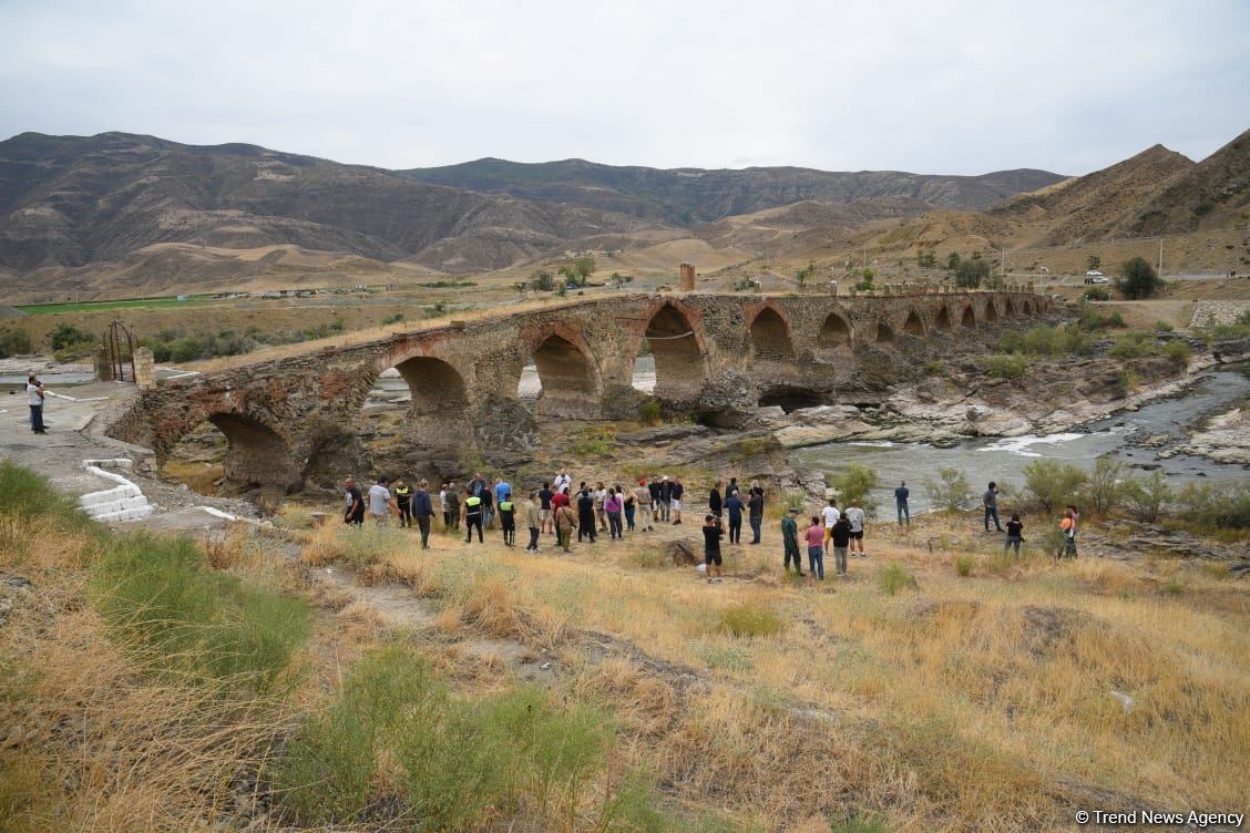 Xarici səyahətçilər Xudafərin körpüsündə olublar (FOTO)