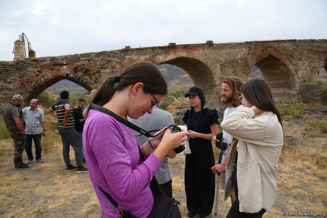 Xarici səyahətçilər Xudafərin körpüsündə olublar (FOTO)