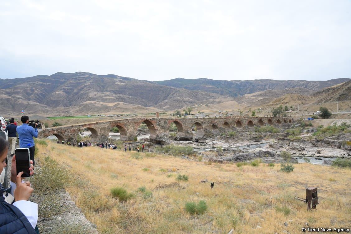 Xarici səyahətçilər Xudafərin körpüsündə olublar (FOTO)