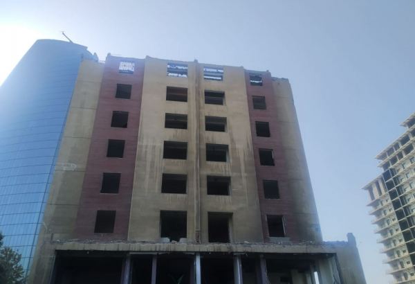 Bakının mərkəzində çoxmərtəbəli bina sökülür (FOTO)