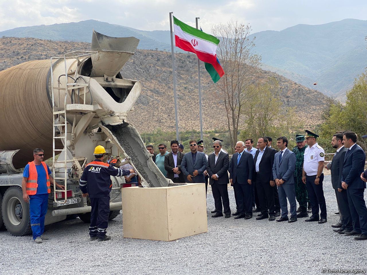 Şərqi Zəngəzur iqtisadi rayonunda İranla sərhəddə Ağbənd avtomobil yolu körpüsünün təməlqoyma mərasimi keçirilib (FOTO)
