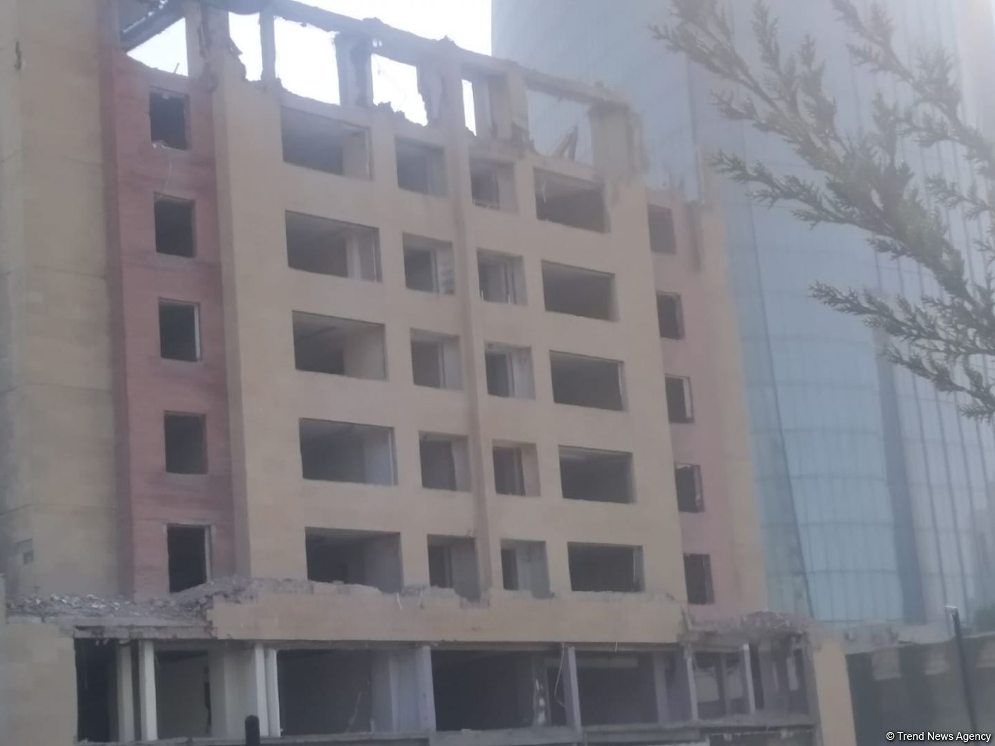 Bakının mərkəzində çoxmərtəbəli bina sökülür (FOTO)