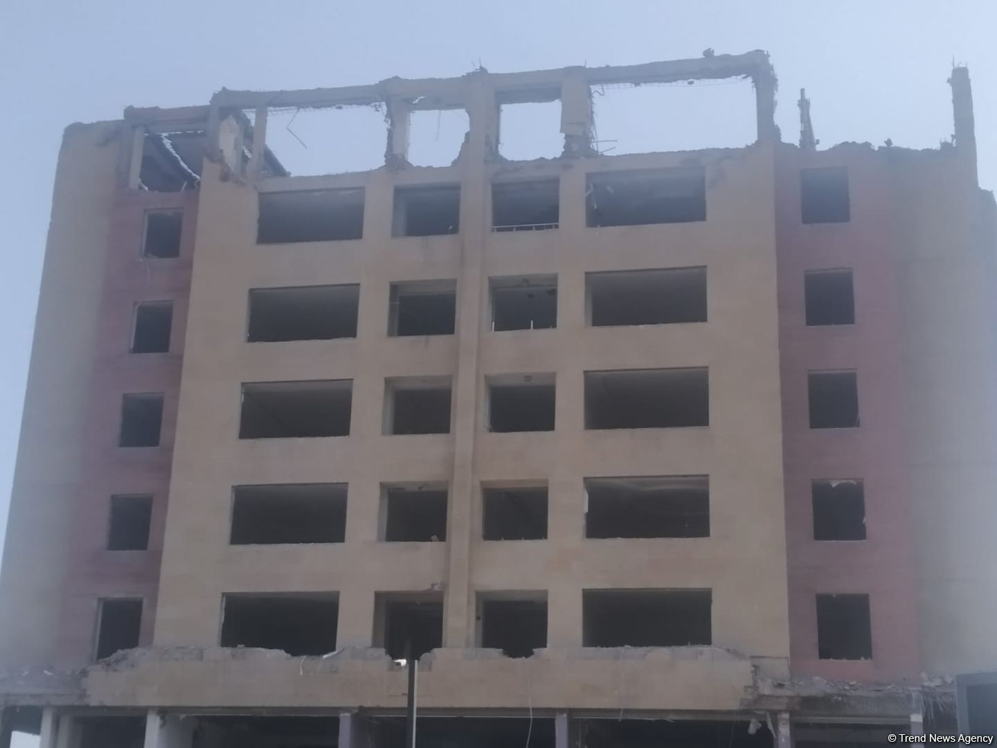Bakının mərkəzində çoxmərtəbəli bina sökülür (FOTO)
