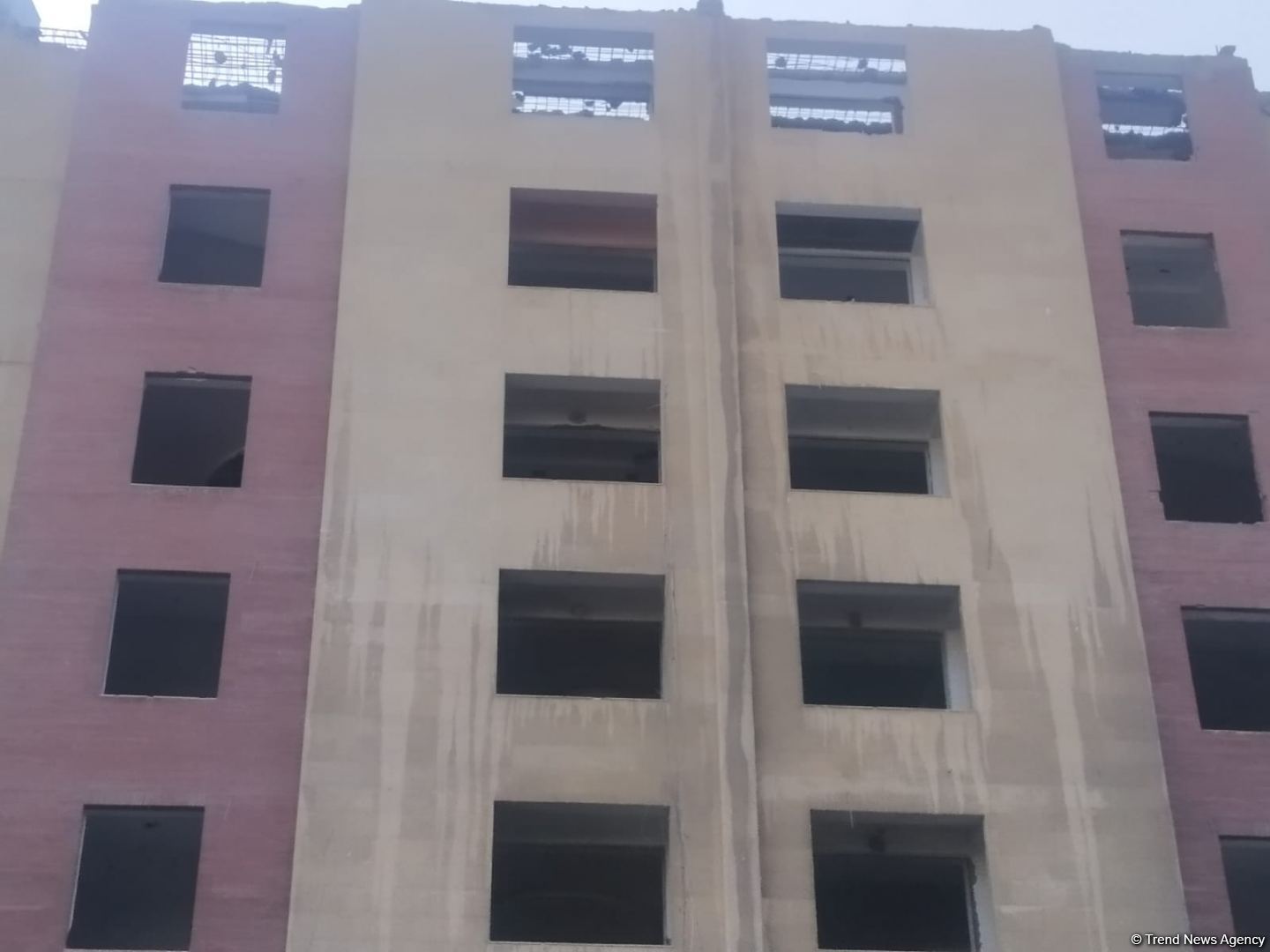 Bakının mərkəzində çoxmərtəbəli bina sökülür (FOTO)