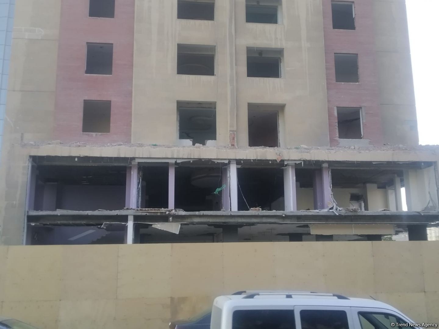 Bakının mərkəzində çoxmərtəbəli bina sökülür (FOTO)
