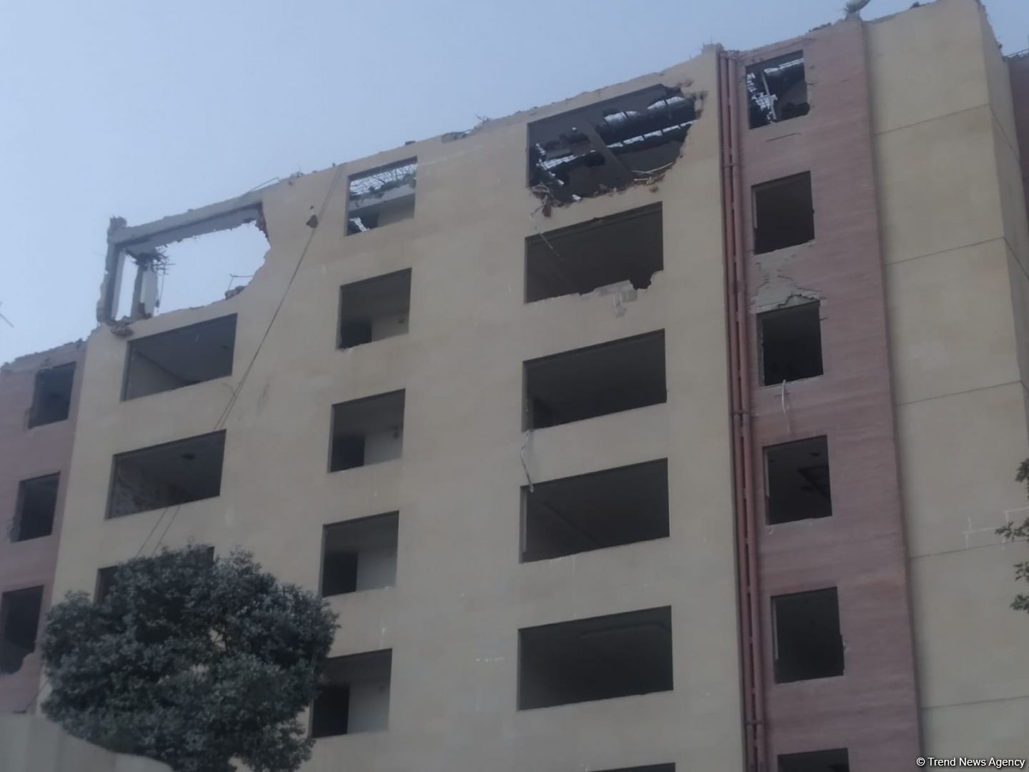Bakının mərkəzində çoxmərtəbəli bina sökülür (FOTO)