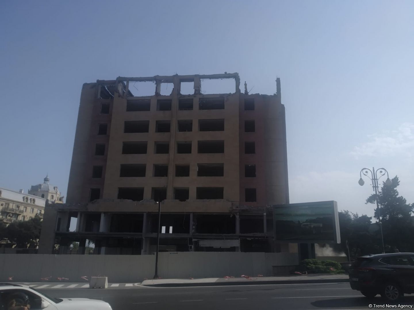 Bakının mərkəzində çoxmərtəbəli bina sökülür (FOTO)