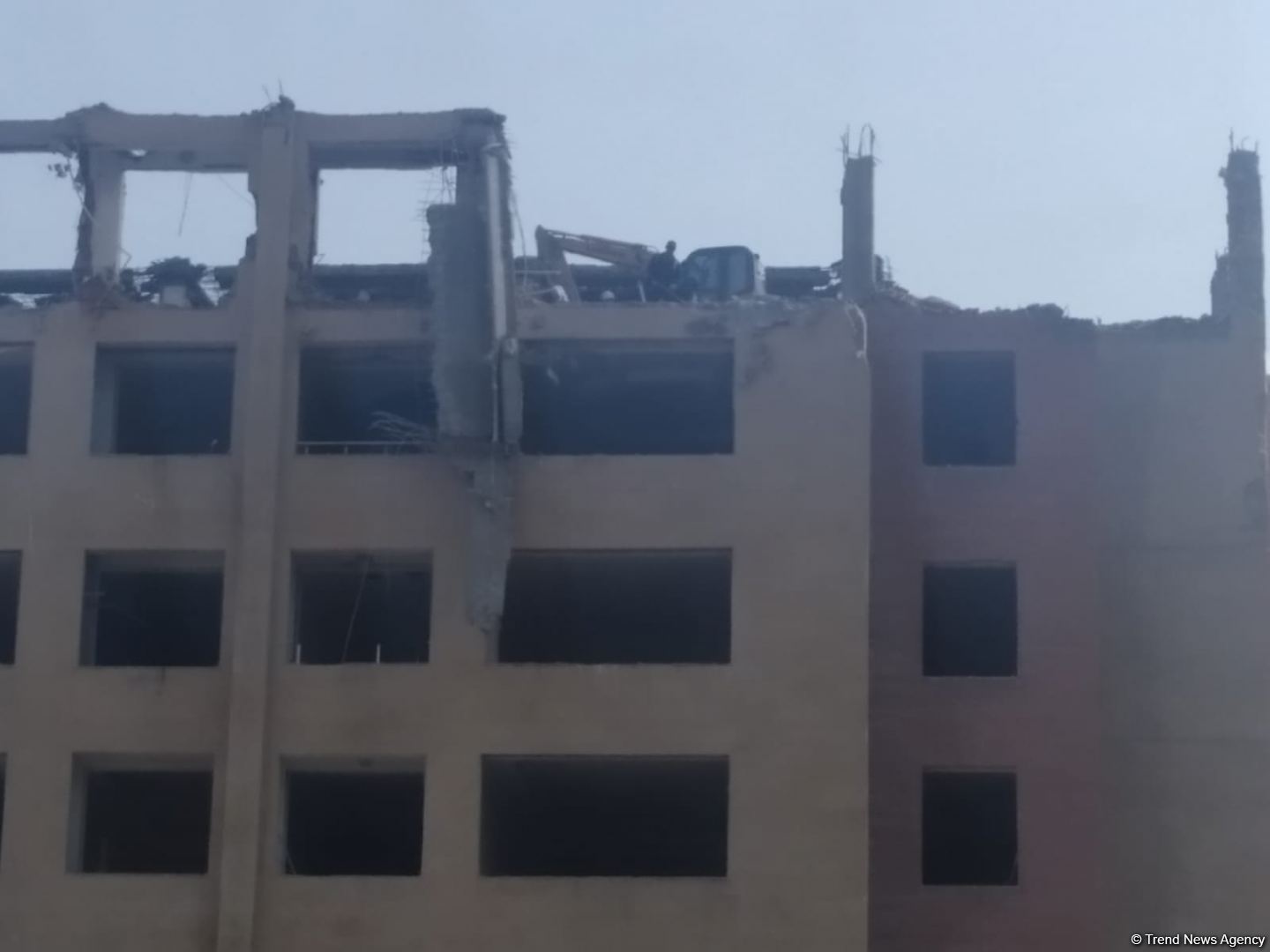 Bakının mərkəzində çoxmərtəbəli bina sökülür (FOTO)