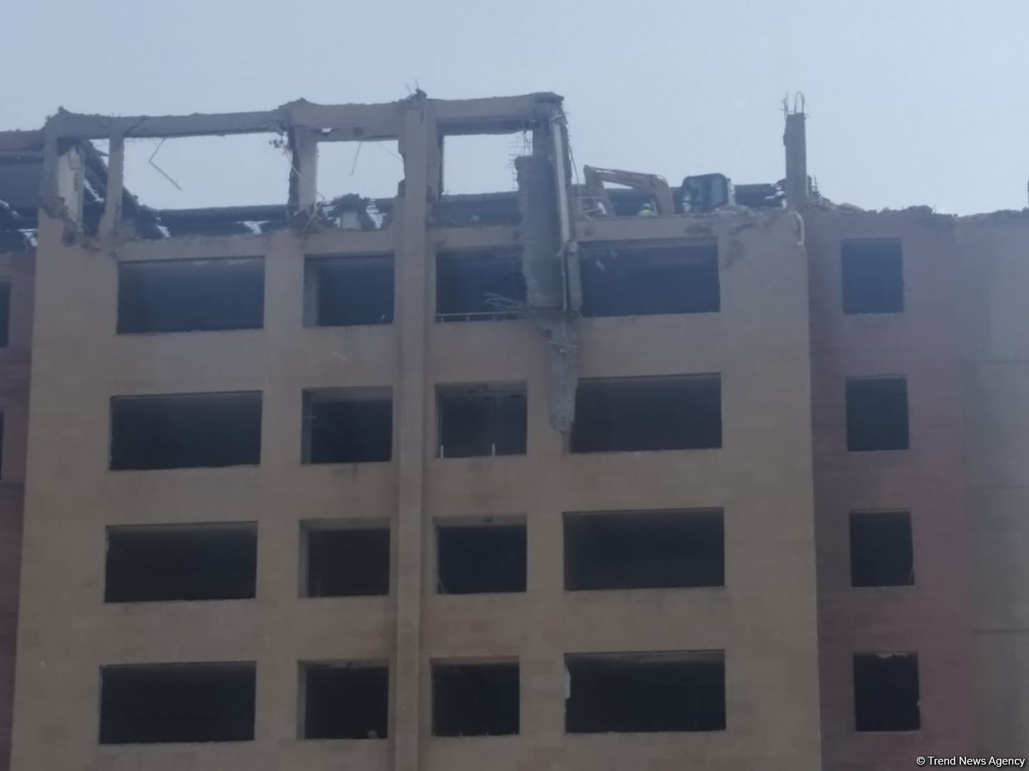 Bakının mərkəzində çoxmərtəbəli bina sökülür (FOTO)
