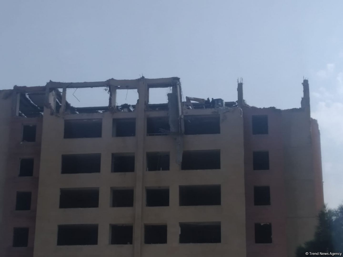Bakının mərkəzində çoxmərtəbəli bina sökülür (FOTO)