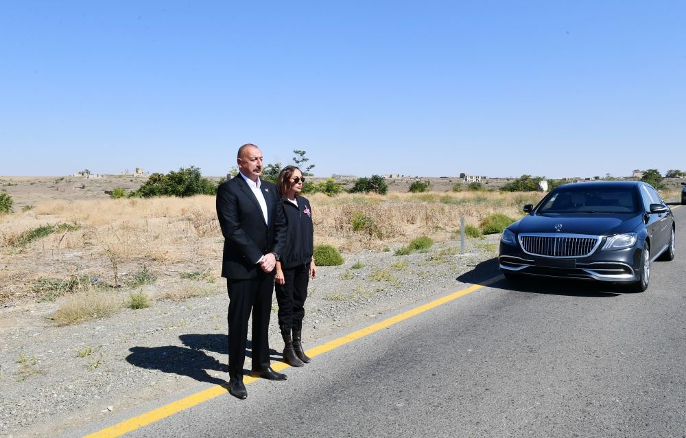 Prezident İlham Əliyev və Birinci xanım Mehriban Əliyeva şəhidlərinin xatirəsini bir dəqiqəlik sükutla yad ediblər (FOTO)