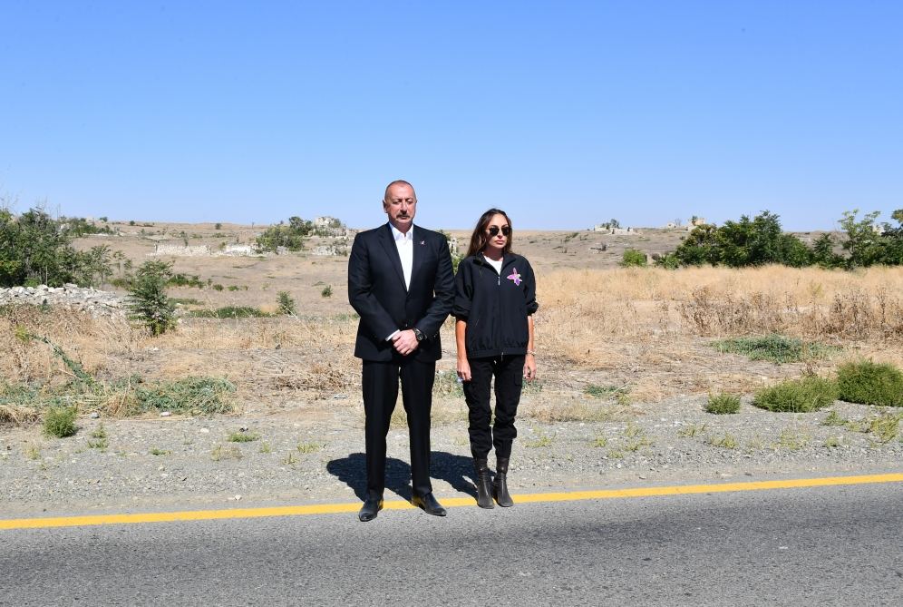 Prezident İlham Əliyev və Birinci xanım Mehriban Əliyeva şəhidlərinin xatirəsini bir dəqiqəlik sükutla yad ediblər (FOTO)