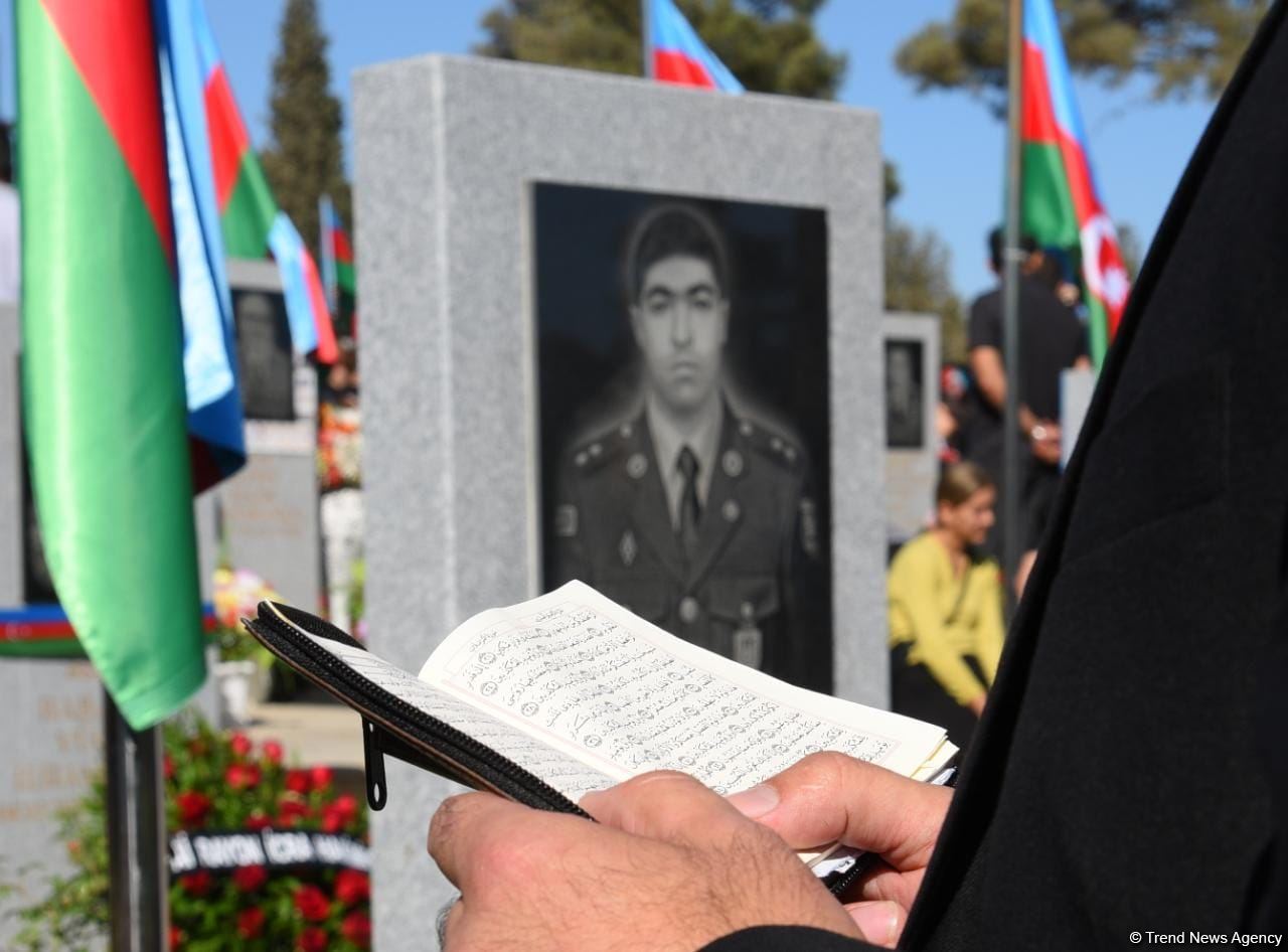 Azərbaycan xalqı qəhrəman şəhidlərini anır (FOTO)
