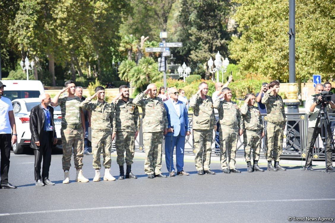 Azərbaycan xalqı qəhrəman şəhidlərini anır (FOTO)