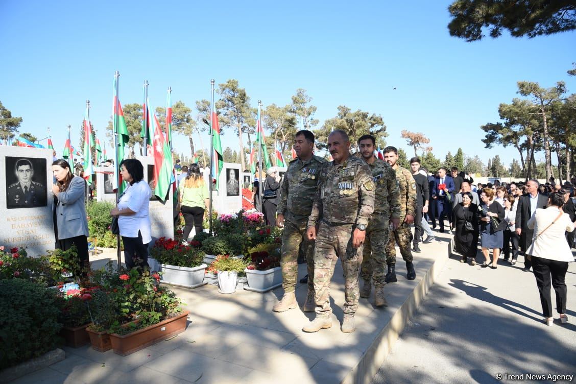 Azərbaycan xalqı qəhrəman şəhidlərini anır (FOTO)