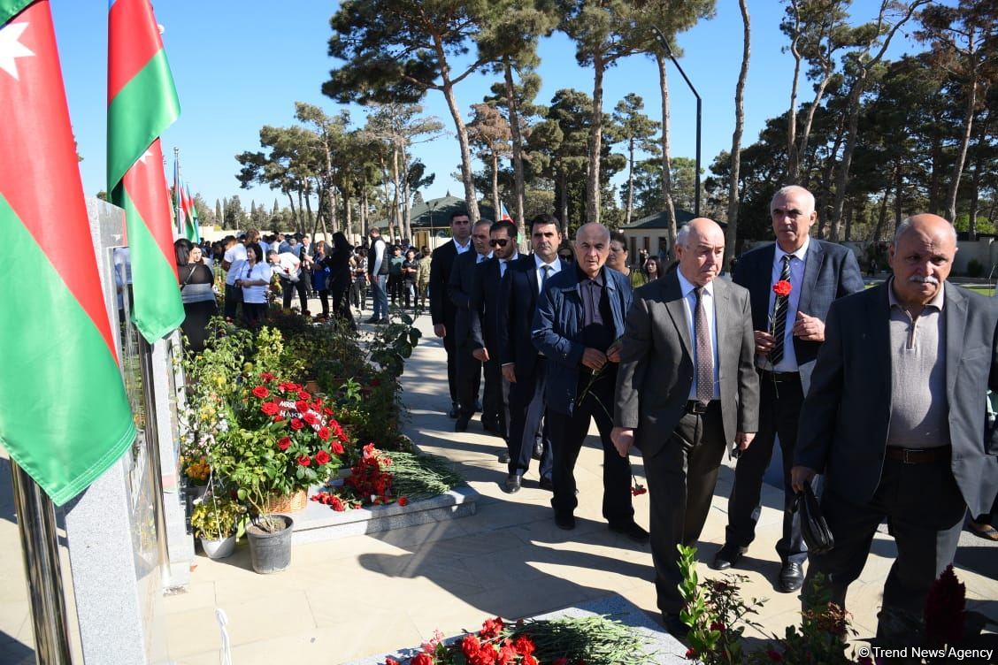 Azərbaycan xalqı qəhrəman şəhidlərini anır (FOTO)