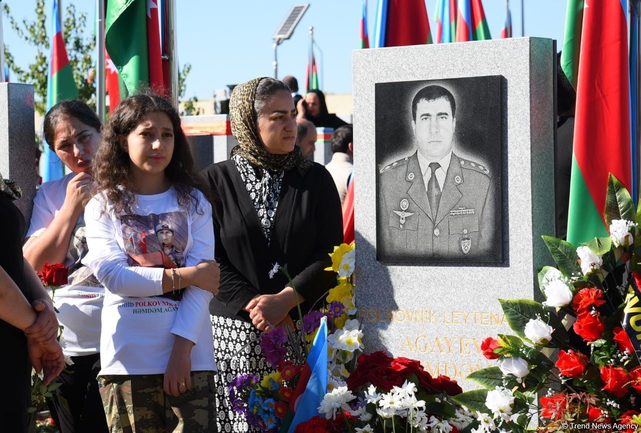 Azərbaycan xalqı qəhrəman şəhidlərini anır (FOTO)