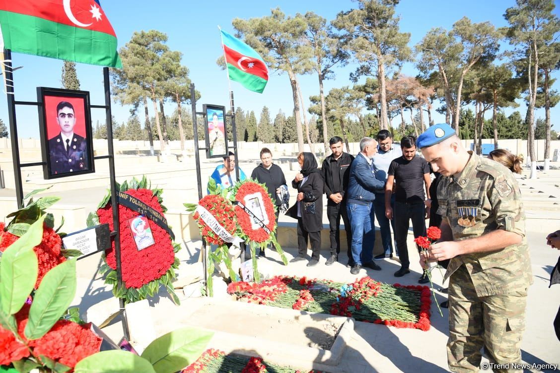 Azərbaycan xalqı qəhrəman şəhidlərini anır (FOTO)