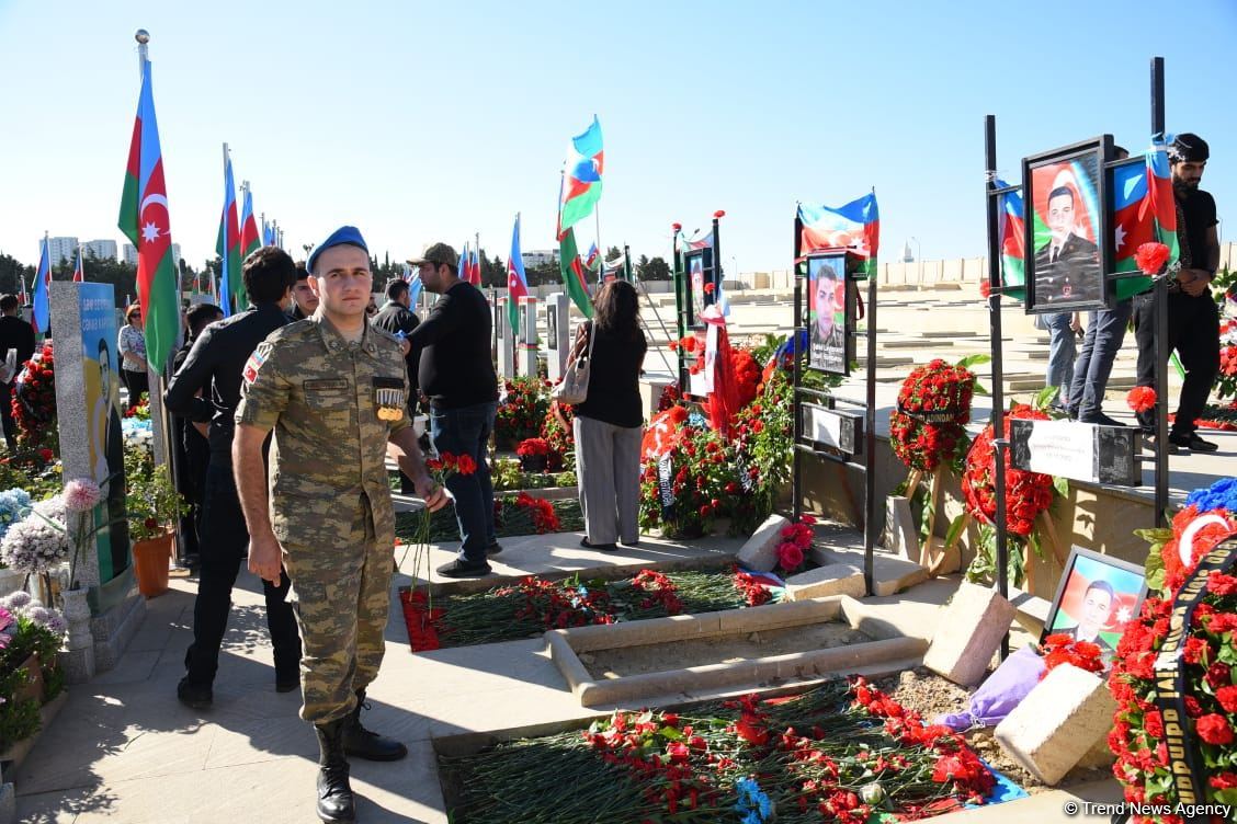 Azərbaycan xalqı qəhrəman şəhidlərini anır (FOTO)