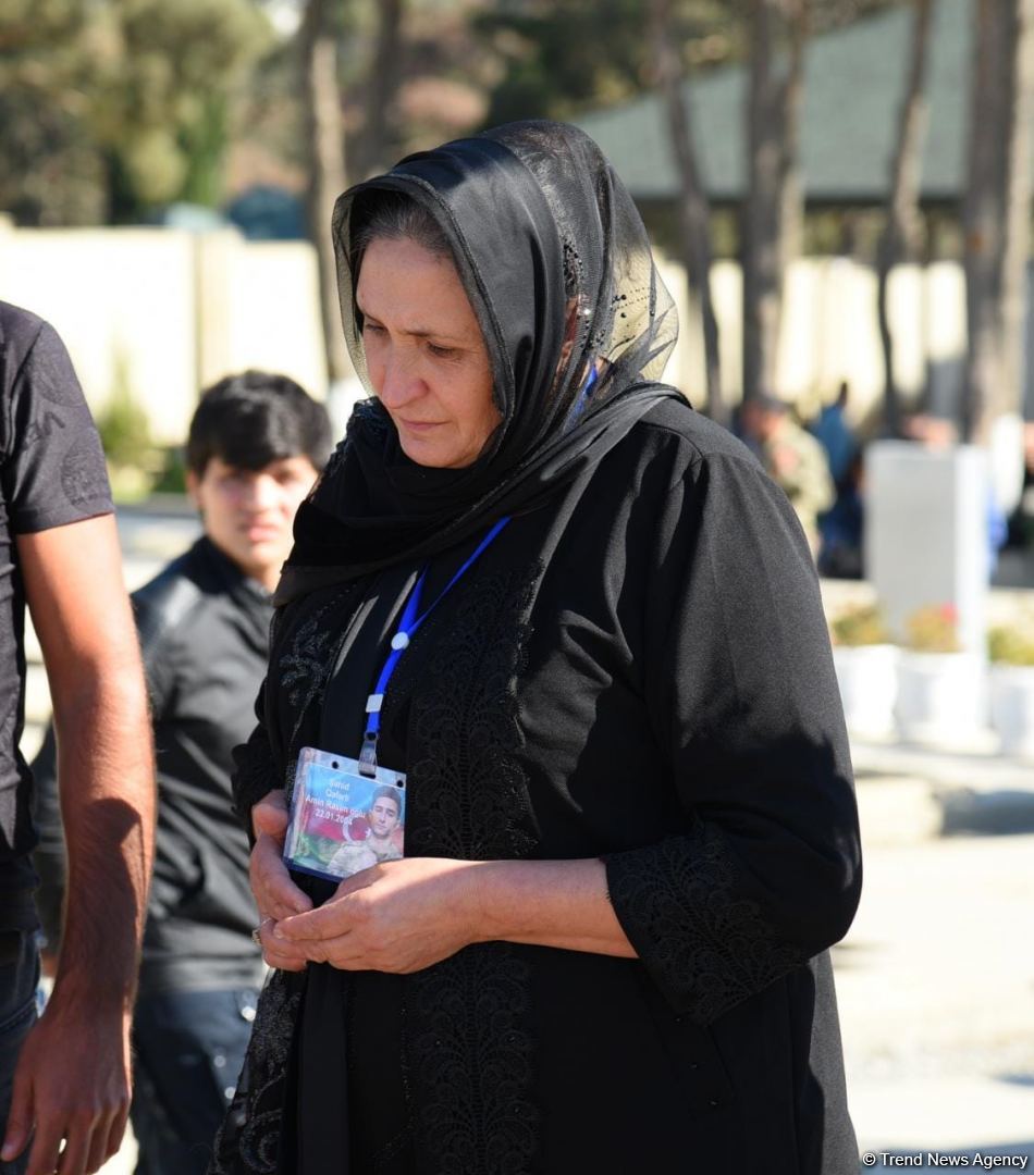 Azərbaycan xalqı qəhrəman şəhidlərini anır (FOTO)
