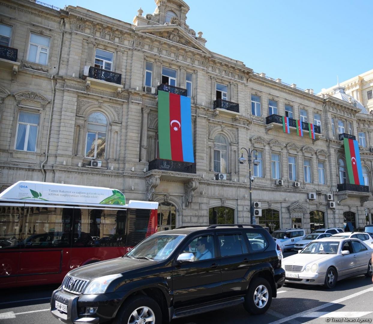 Vətən Müharibəsi şəhidlərinin xatirəsi bütün ölkə ərazisində bir dəqiqəlik sükutla yad edilib (FOTO/VİDEO)